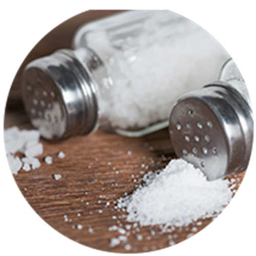 Obraz rozsypanej soli demonstrujący bardzo słone jedzenie